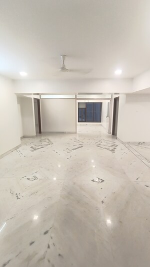 Room in 3 BHK Apartment at Mighty Manjushree Apartment, Vile Parle West – for Rent