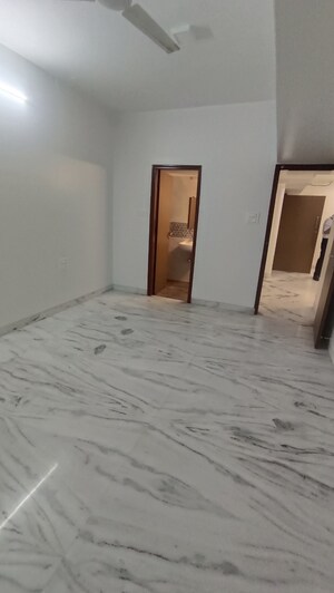 Room in 3 BHK Apartment at Mighty Manjushree Apartment, Vile Parle West – for Rent