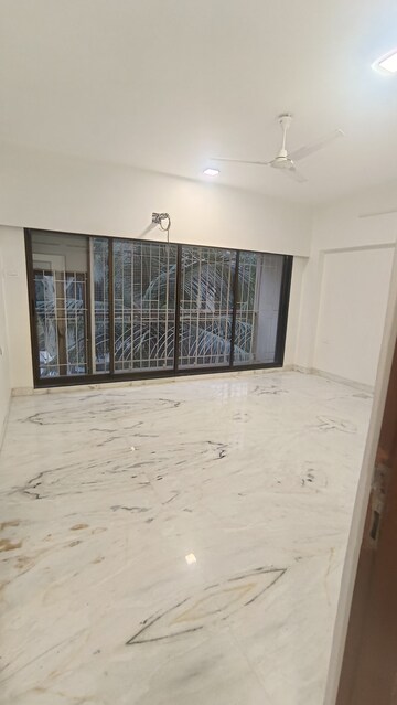 Room in 3.5 BHK Apartment at Url 46 Juhu, Juhu – for Rent