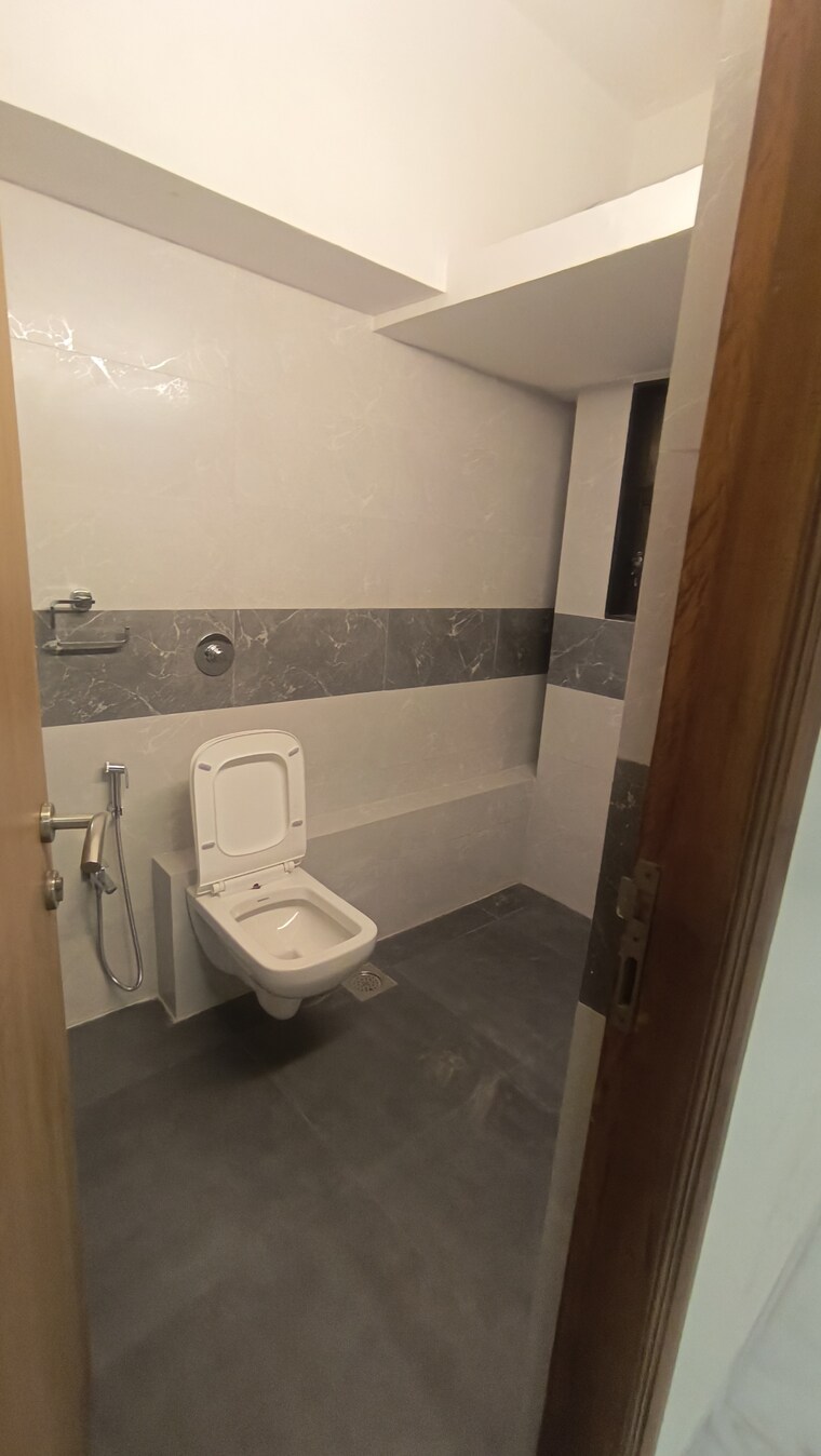 Bathroom, url-46-juhu 3.5 Bedroom 1850 Sq.Ft. Apartment In Juhu Mumbai 9527071