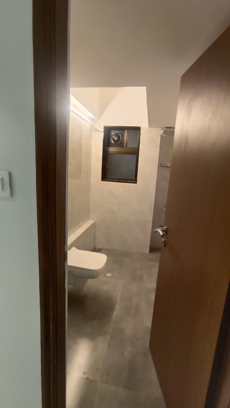 Bathroom, url-46-juhu 3.5 Bedroom 1850 Sq.Ft. Apartment In Juhu Mumbai 9527071