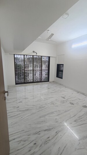 Room in 3.5 BHK Apartment at Url 46 Juhu, Juhu – for Rent