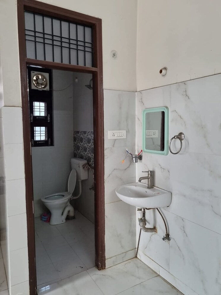 Bathroom, hazratganj 2 Bedroom 1000 Sq.Ft. Builder Floor In Hazratganj Lucknow 9527073