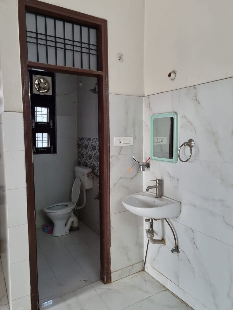 Bathroom, hazratganj 2 Bedroom 1000 Sq.Ft. Builder Floor In Hazratganj Lucknow 9527073