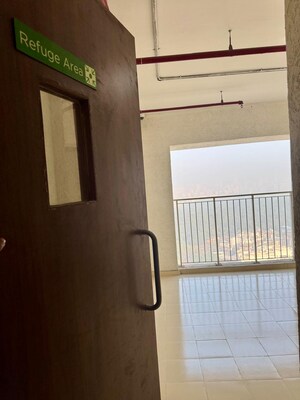 Room in 3 BHK Apartment at Lodha Amara, Kolshet Road – for Sale