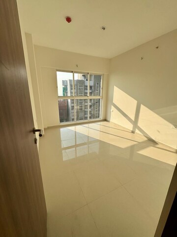 Room in 3 BHK Apartment at Lodha Amara, Kolshet Road – for Sale