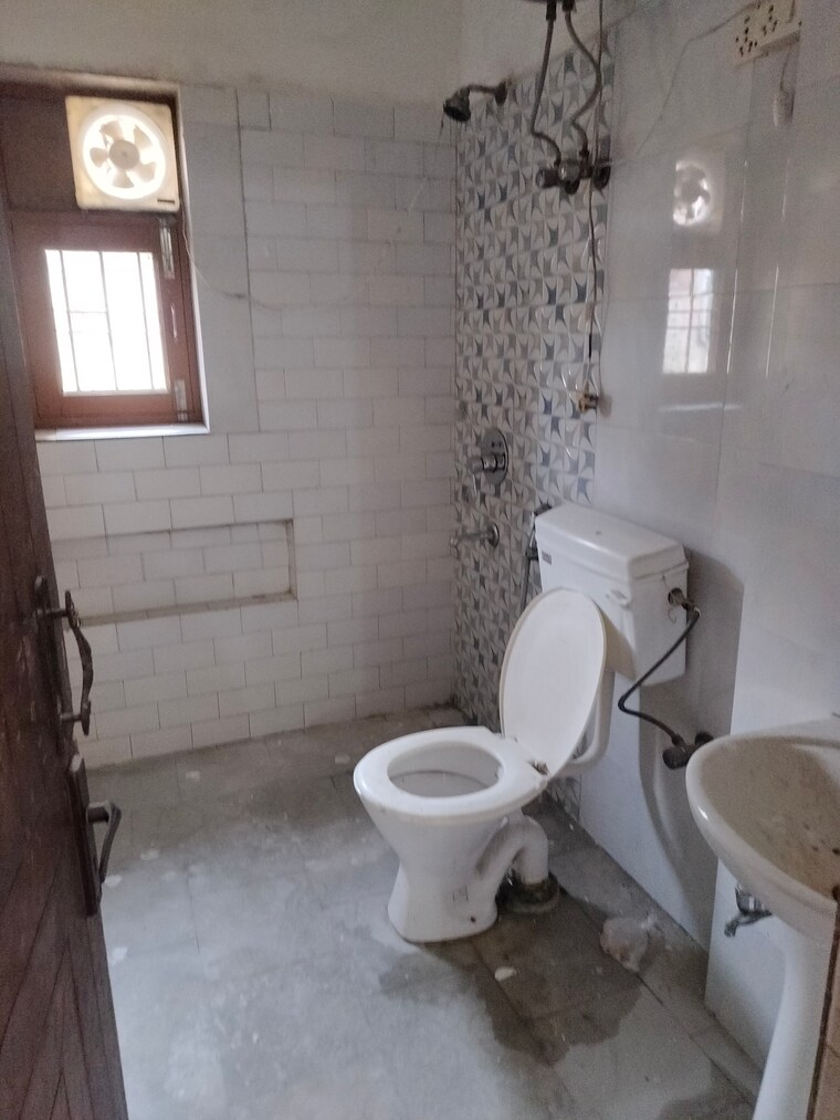 Bathroom, sarita-vihar-pocket-j-rwa 2 Bedroom 929 Sq.Ft. Apartment In Sarita Vihar Delhi 9527137