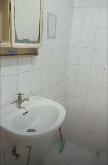 Bathroom in 1 BHK Apartment at Hazratganj – for Rent