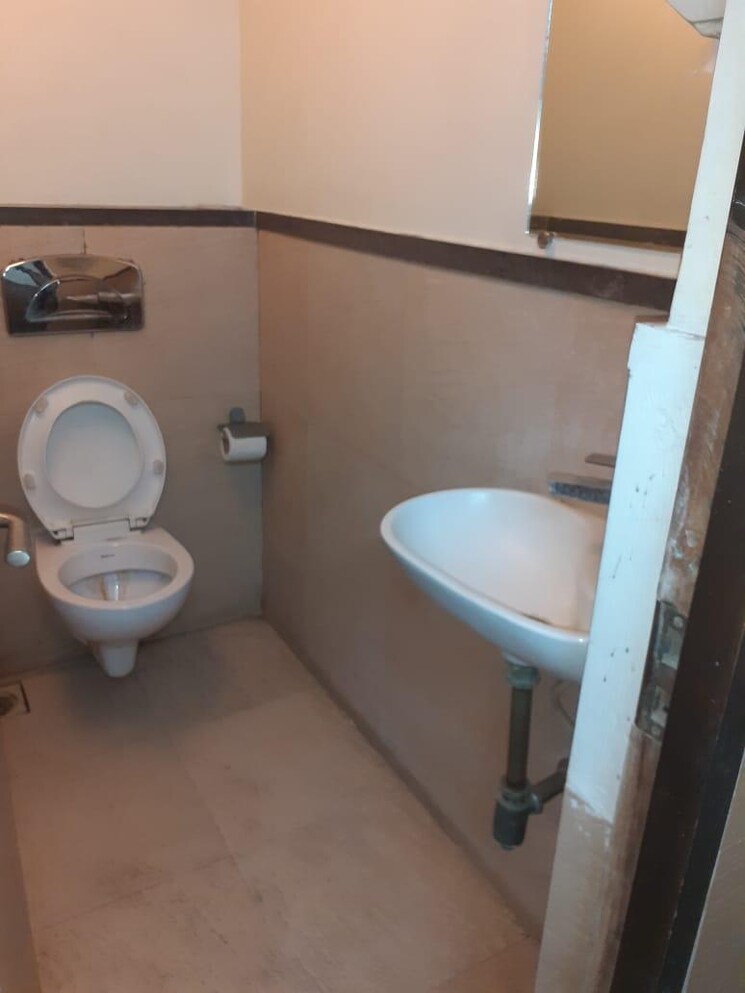 Bathroom, thakkar-industrial-estate Commercial Office Space 550 Sq.Ft. In Worli Mumbai 9527173