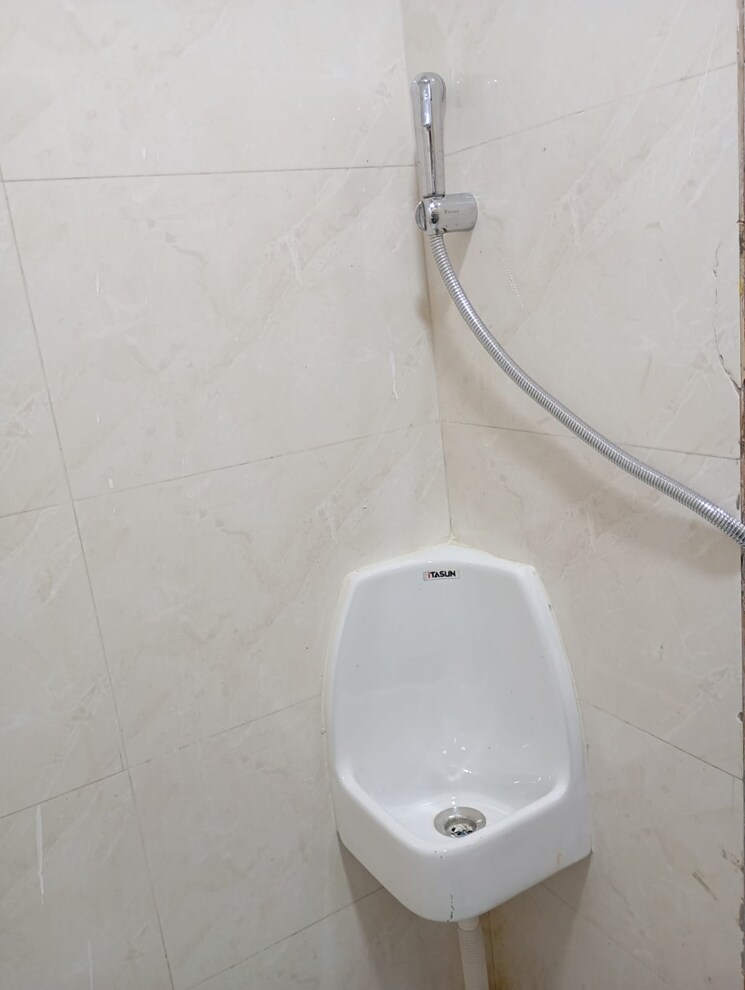 Bathroom, business-arcade Commercial Office Space 2000 Sq.Ft. In Dadar West Mumbai 9527178