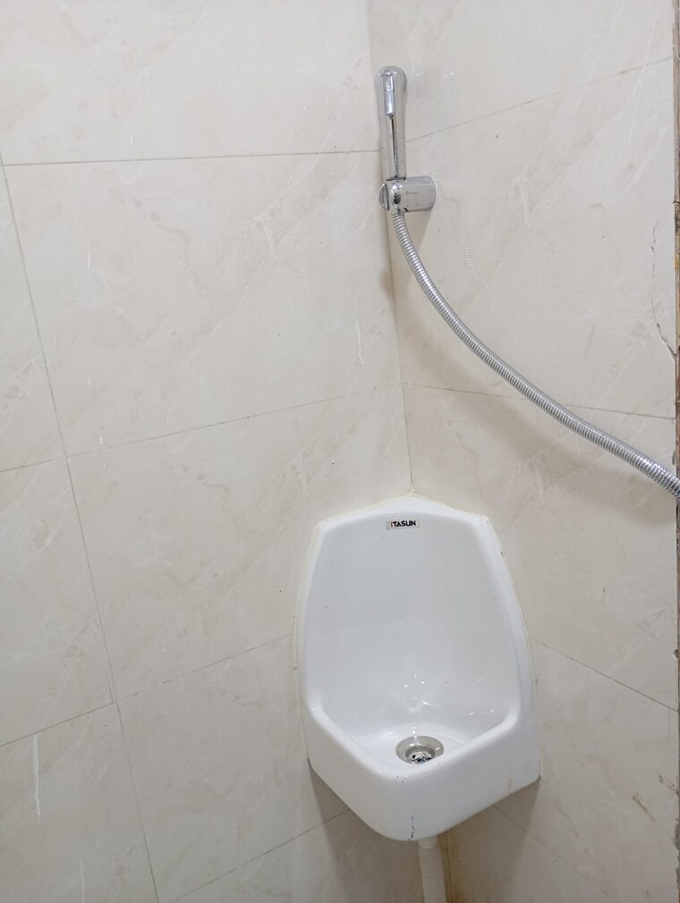 Bathroom, business-arcade Commercial Office Space 2000 Sq.Ft. In Dadar West Mumbai 9527178