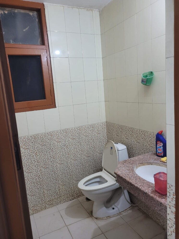 Bathroom, penta-homes 2 Bedroom 1300 Sq.Ft. Apartment In Vip Road Zirakpur 9527203