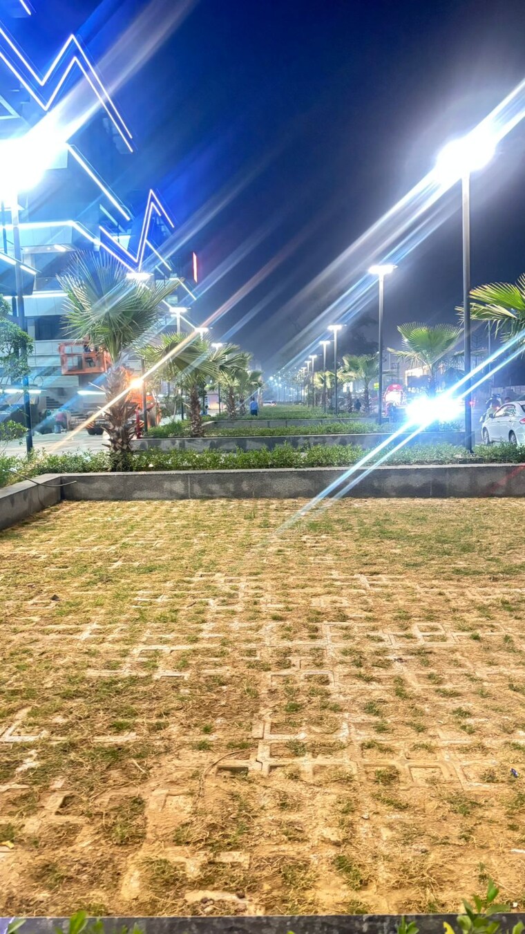 Garden, ska-arcadia Commercial Shop 355 Sq.Ft. In Wave City Ghaziabad 9527364