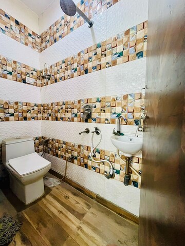 Attached Bathroom in 3 BHK Builder Floor at Dwarka Mor – for Rent