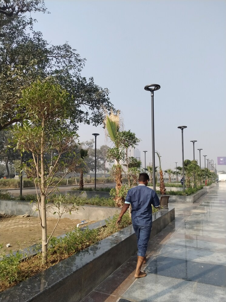 Garden, ska-arcadia Commercial Shop 400 Sq.Ft. In Wave City Ghaziabad 9527522