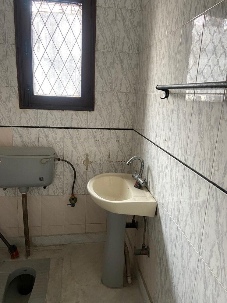 Bathroom, defence colony 4 Bedroom 217 Sq.Yd. Builder Floor In Defence Colony Delhi 9527532