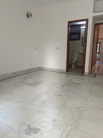 Room in 3 BHK Builder Floor at Uppal Southend, Sector 49 – for Rent