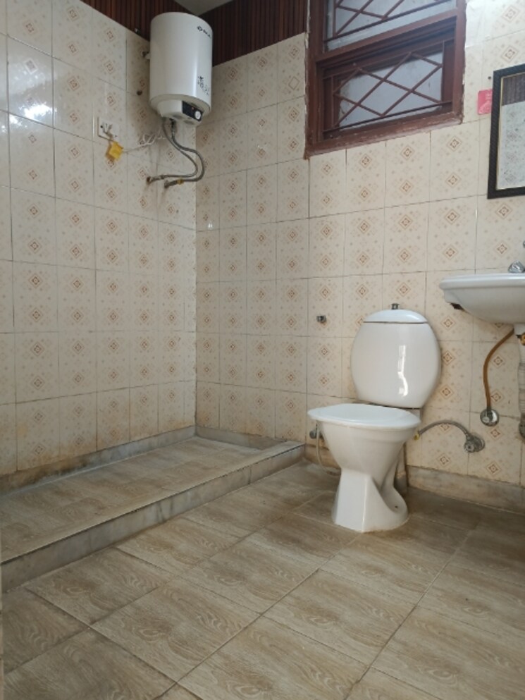 Bathroom, uppal-southend 3 Bedroom 1450 Sq.Ft. Builder Floor In Sector 49 Gurgaon 9527729