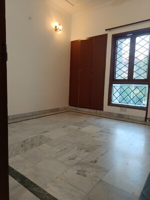 Room in 3 BHK Builder Floor at Uppal Southend, Sector 49 – for Rent