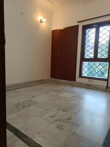 Room in 3 BHK Builder Floor at Uppal Southend, Sector 49 – for Rent