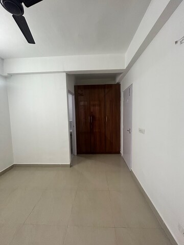 Room in 2 BHK Apartment at Suncity Avenue 76, Sector 76 – for Rent