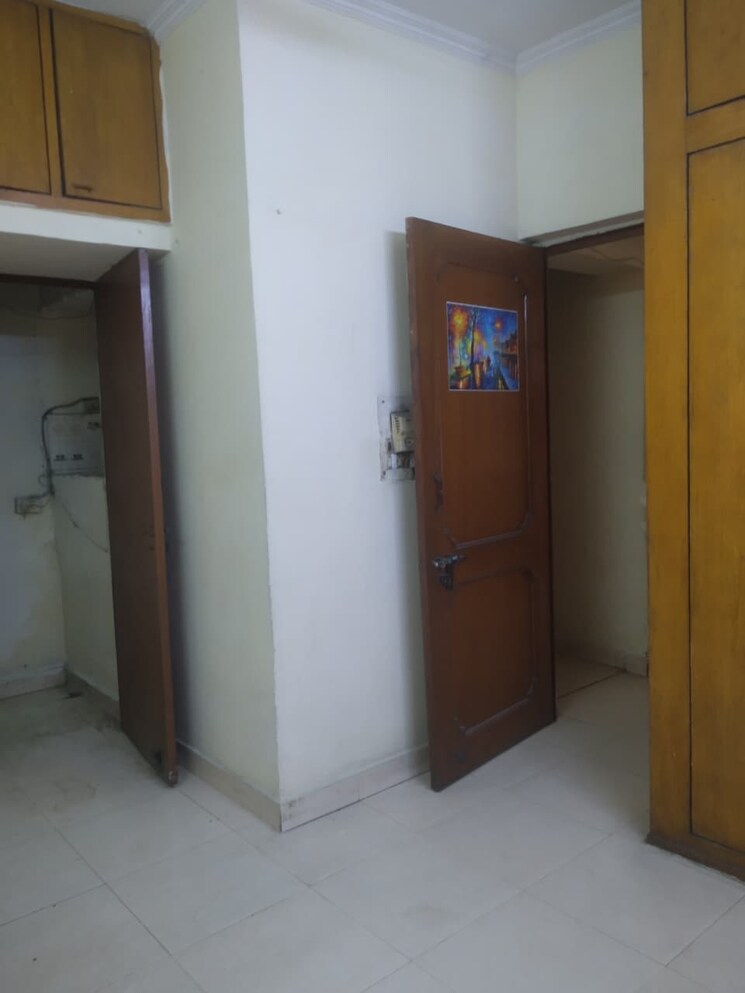 Room, defence colony 3 Bedroom 200 Sq.Yd. Builder Floor In Defence Colony Delhi 9527791