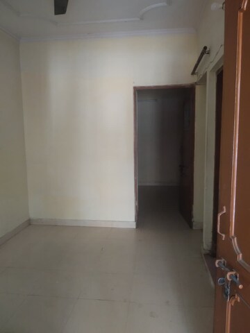Room in 4 BHK Builder Floor at Defence Colony – for Rent