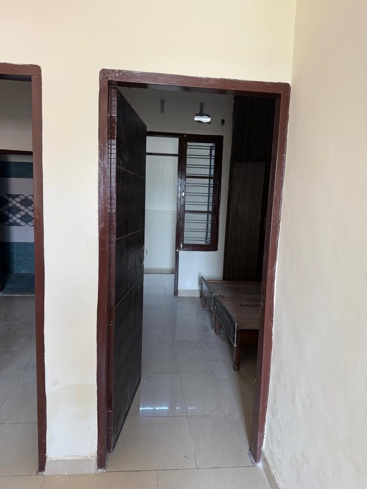 Room, kharar mohali road 2 Bedroom 80 Sq.Yd. Apartment In Kharar Mohali Road Kharar 9527836