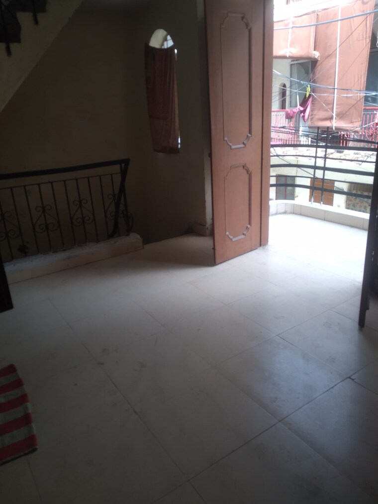 Room, defence colony 4 Bedroom 200 Sq.Yd. Builder Floor In Defence Colony Delhi 9527808