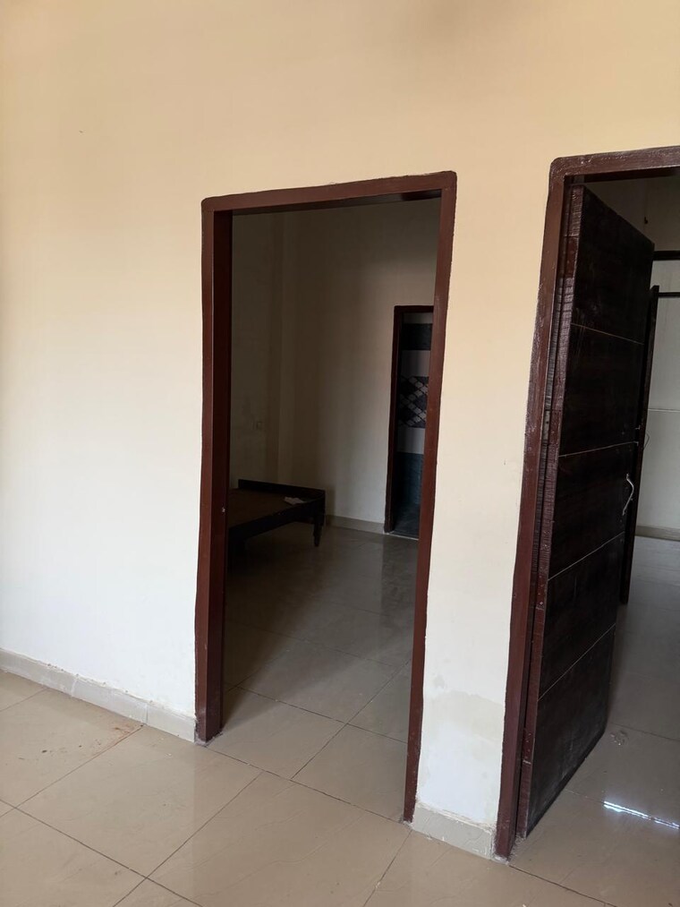 Room, kharar mohali road 2 Bedroom 80 Sq.Yd. Apartment In Kharar Mohali Road Kharar 9527836