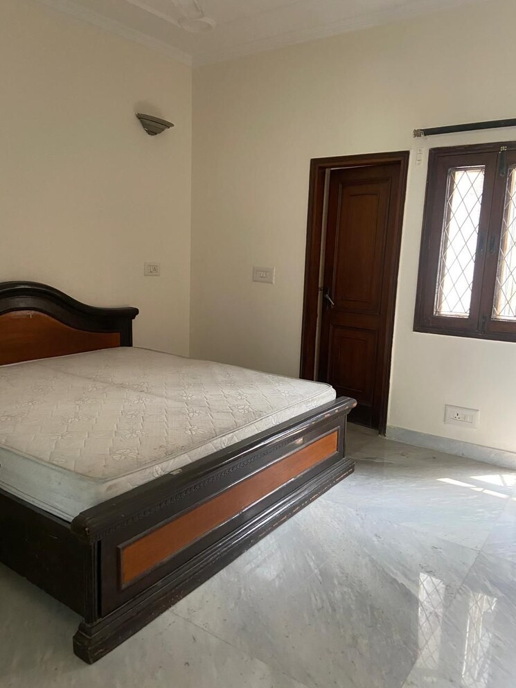 Bedroom, defence colony 3 Bedroom 325 Sq.Yd. Builder Floor In Defence Colony Delhi 9527899