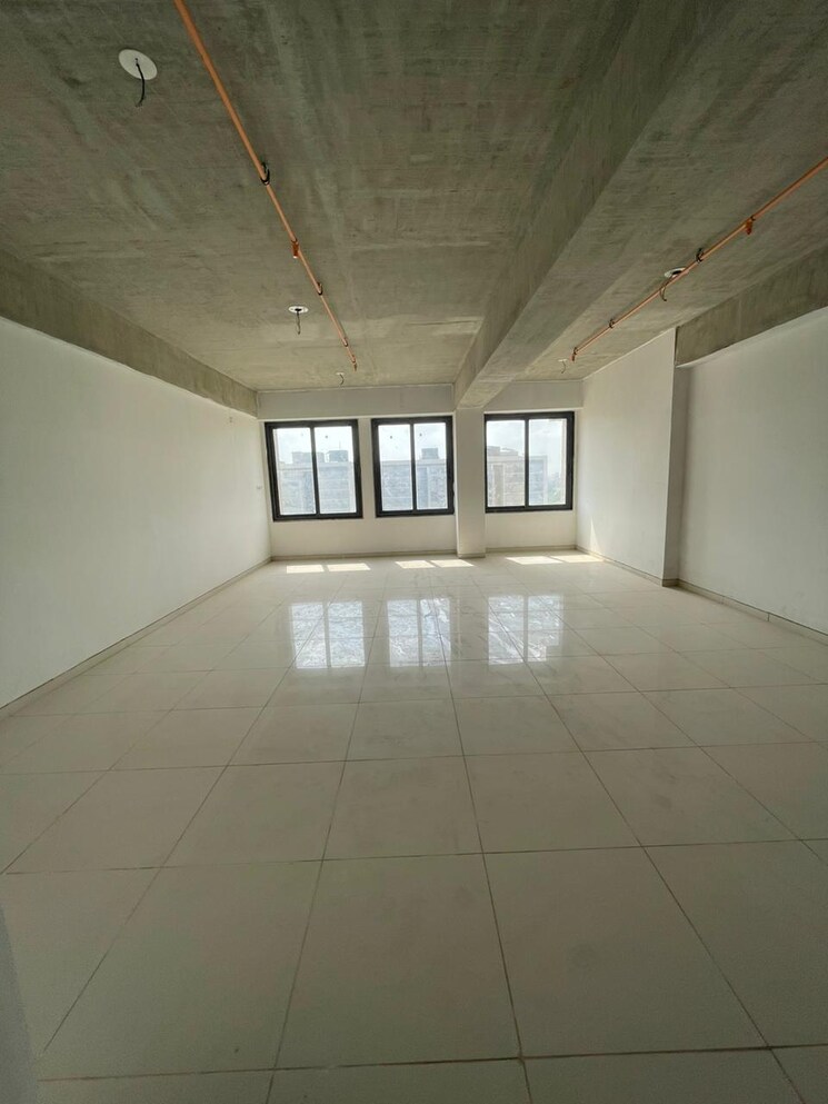 Room, gota Commercial Office Space 1000 Sq.Ft. In Gota Ahmedabad 9527901