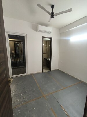 Room in 3 BHK Builder Floor at Smart World Orchard, Sector 61 – for Rent