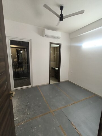 Room in 3 BHK Builder Floor at Smart World Orchard, Sector 61 – for Rent