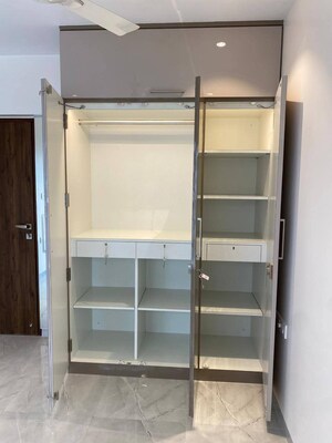 Furnished Amenities in 2 BHK Apartment at Krishna Kalina Market, Santacruz East – for Rent