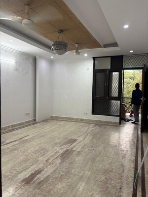 Room in 3 BHK Builder Floor at Defence Colony – for Rent