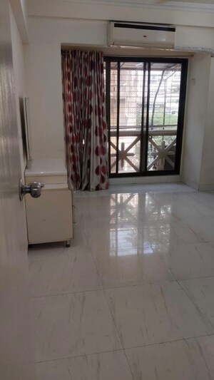 Room in 2 BHK Apartment at Khar West – for Rent