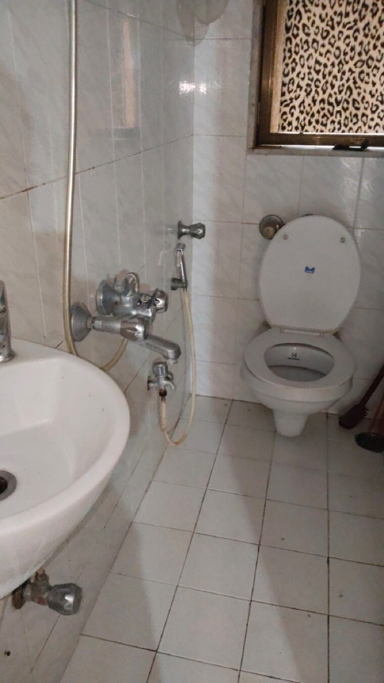 Bathroom, khar west 2 Bedroom 700 Sq.Ft. Apartment In Khar West Mumbai 9528063