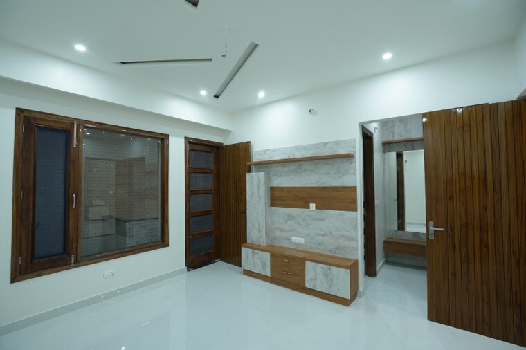 Room, patiala road 6 Bedroom 242 Sq.Yd. Independent House In Patiala Road Zirakpur 9528256