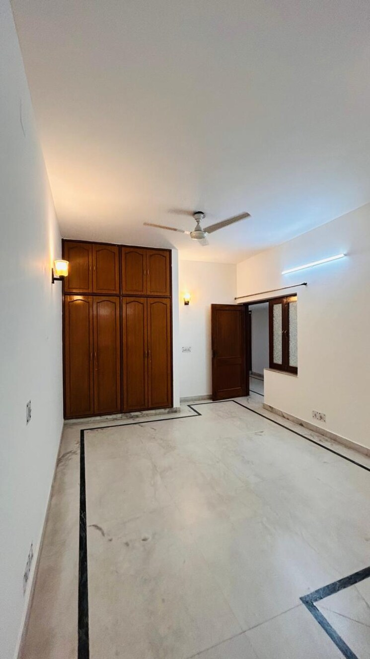 Room, shivalik colony 3 Bedroom 1800 Sq.Ft. Builder Floor In Shivalik Colony Delhi 9529001
