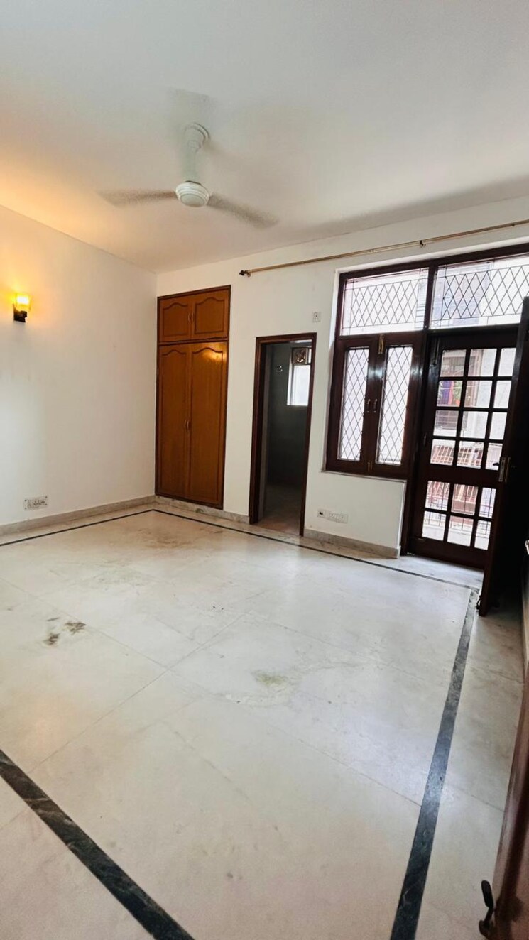 Room, shivalik colony 3 Bedroom 1800 Sq.Ft. Builder Floor In Shivalik Colony Delhi 9529001