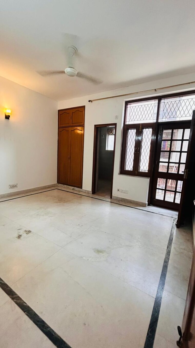 Room, shivalik colony 3 Bedroom 1800 Sq.Ft. Builder Floor In Shivalik Colony Delhi 9529001