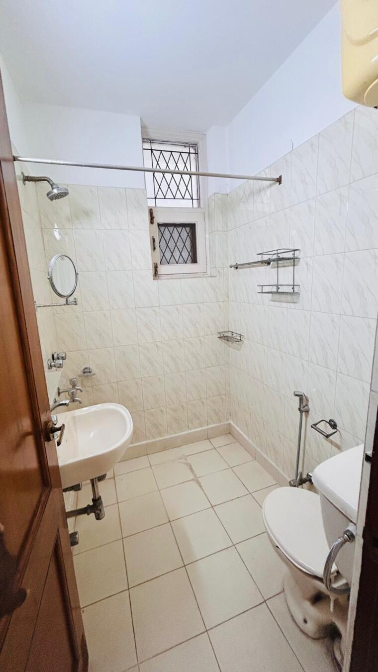 Bathroom, shivalik colony 3 Bedroom 1800 Sq.Ft. Builder Floor In Shivalik Colony Delhi 9529001
