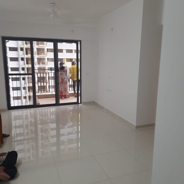 Room in 2 BHK Apartment at Amanora Gold Towers, Hadapsar – for Sale