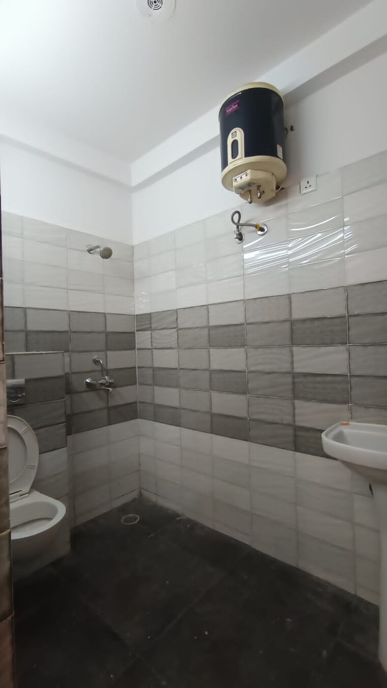 Bathroom, dhakoli 3 Bedroom 1150 Sq.Ft. Builder Floor In Dhakoli Zirakpur 9529116
