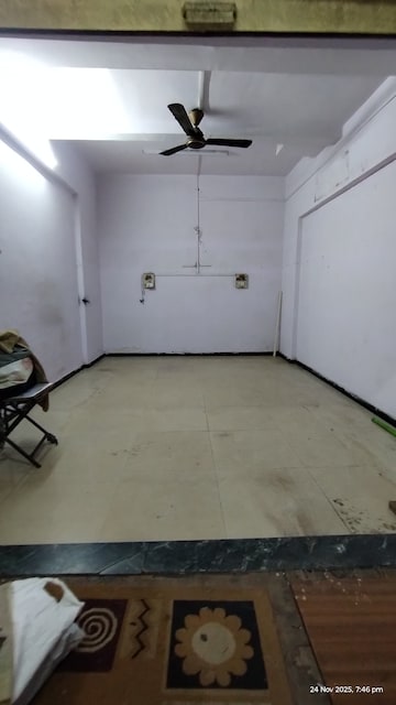  Shop For Rent in Kandivali West