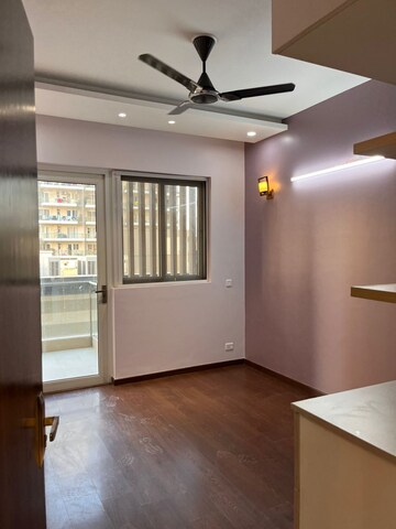 Room in 3.5 BHK Apartment at Paras Irene, Sector 70a – for Rent