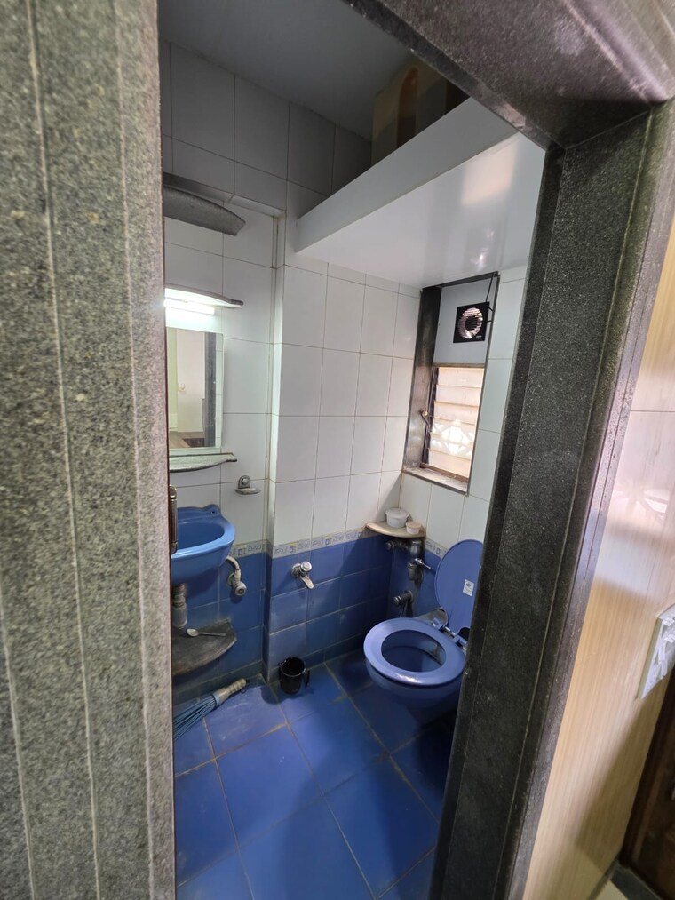 Washroom, chembur Commercial Office Space 304 Sq.Ft. In Chembur Mumbai 9529235