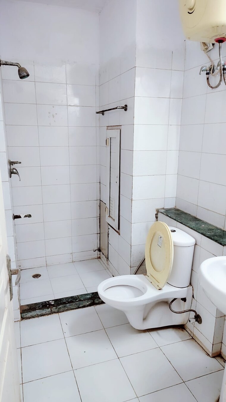 Bathroom, bptp-the-resort 3.5 Bedroom 2135 Sq.Ft. Apartment In Sector 75 Faridabad 9529349