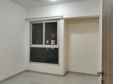 Room in 2 BHK Apartment at Piramal Vaikunth, Balkum Pada – for Rent